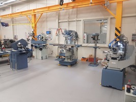 Instalacja tokarki Solid 460, frezarki UWF 130, piły MCB 270, wiertarki B 610 i szlifierki BSG 2040 -