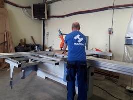 Instalacja piły formatowej, wraz z kompresorem